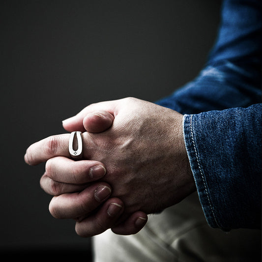 幸運の馬蹄モチーフ - シルバー925 ダイヤモンド入りメンズリング | 名入れ可能で思い出を刻むアクセサリー プッシュギフト