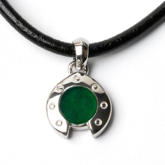 シルバー925 馬蹄 グリーンアゲート レザーネックレス - 大人の品格を纏うお守り