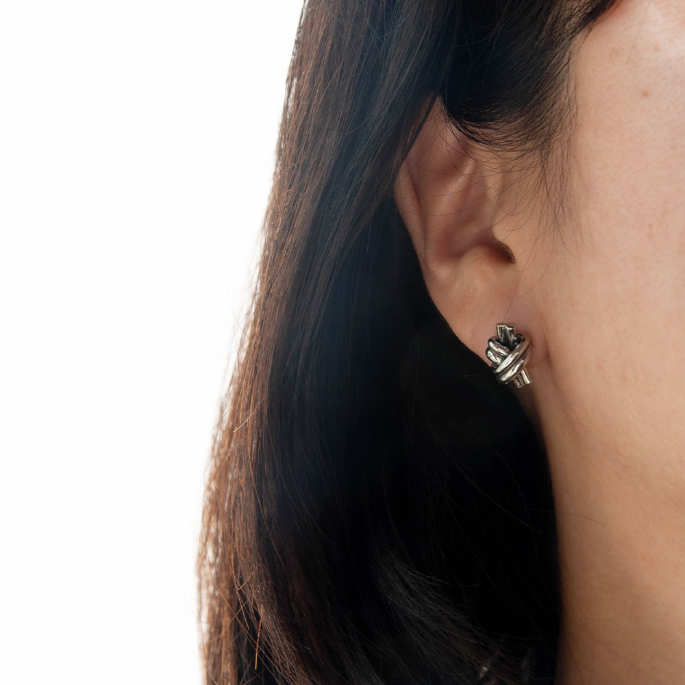 シルバー ノット ピアス 結び 「Knot pierce M」メンズ レディース 兼用 片耳