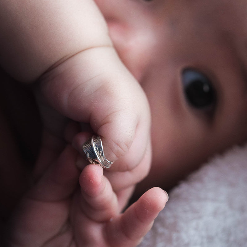 ベビーリング ネックレス チェーン付き 翼 羽根 フェザー メッセージ 名入れ 刻印 シルバー [feather baby ring]