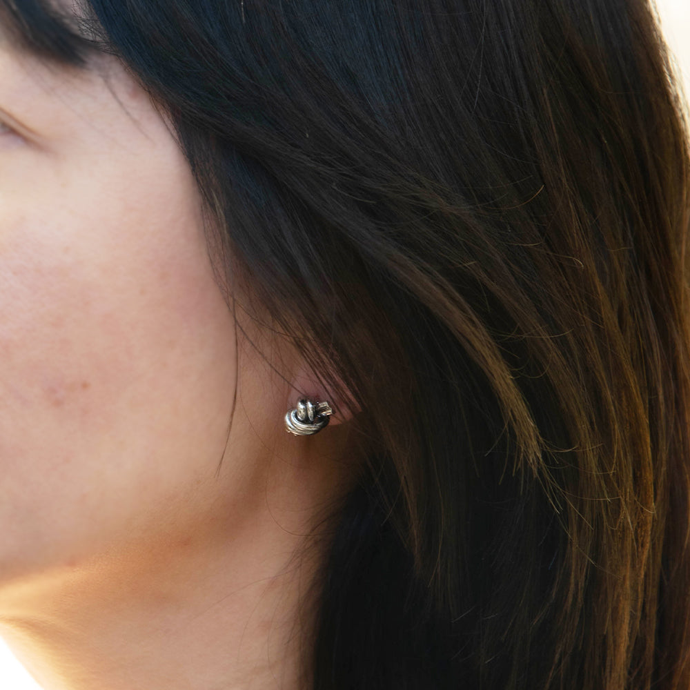 シルバー ノット ピアス 結び 「Knot pierce M」メンズ レディース 兼用 両耳