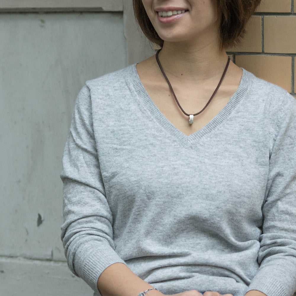 【本革スエードネックレス】指輪をネックレスに通す｜選べる長さ＆カラー｜金属アレルギー対応｜ペア・ギフトにも最適｜USA製レザーコード