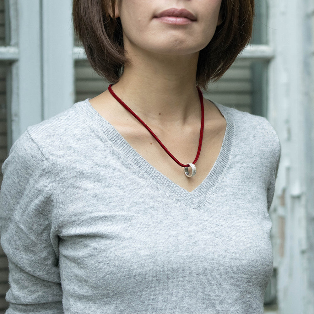 【本革スエードネックレス】指輪をネックレスに通す｜選べる長さ＆カラー｜金属アレルギー対応｜ペア・ギフトにも最適｜USA製レザーコード